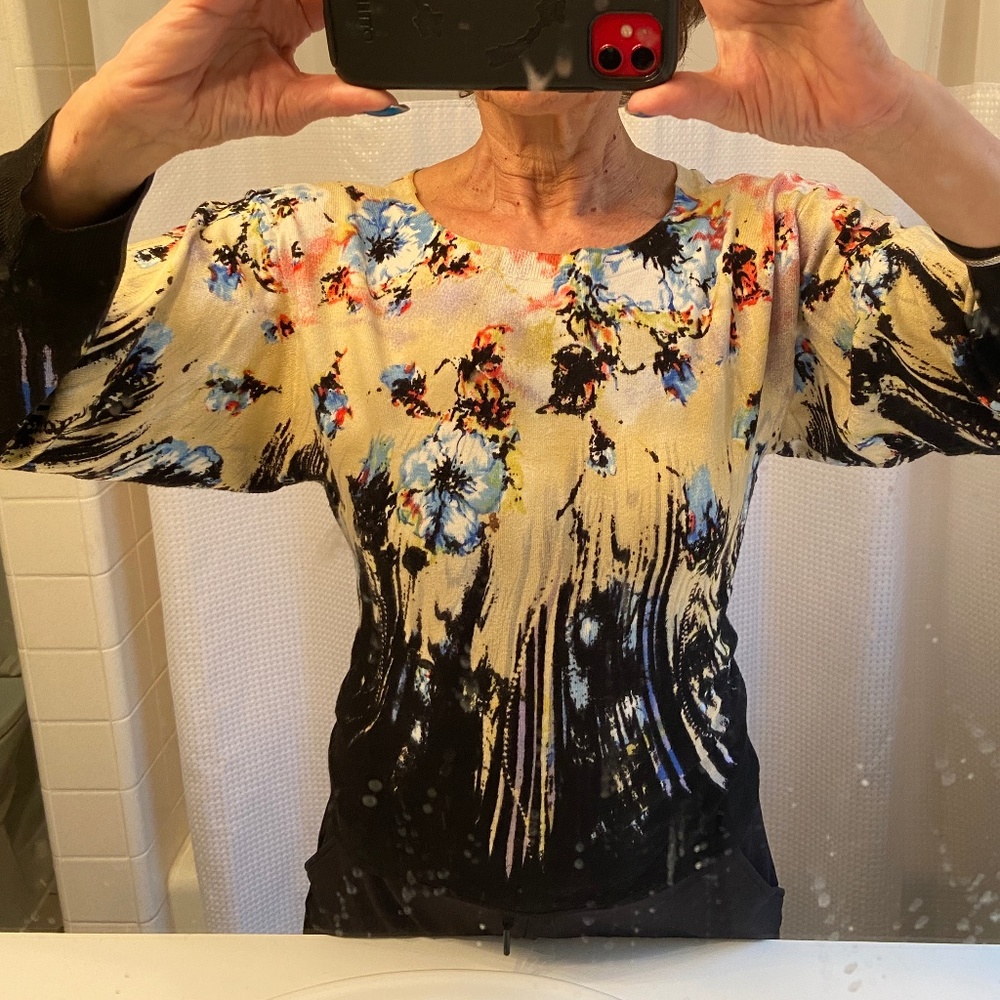 Beautiful, Soft, Dramatic Patterned Sweater - image 1